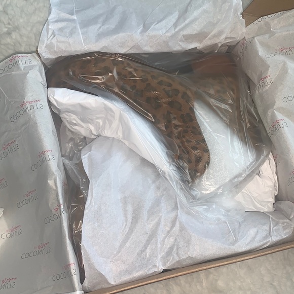 NWT Matisse cutout suede booties - Picture 5 of 11